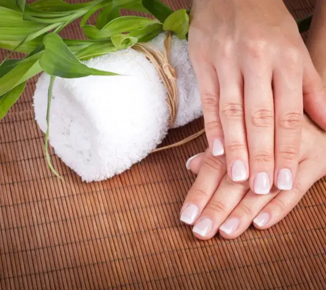 Dłonie po zabiegu, z zadbanymi paznokciami. Choć manicure japoński wady ma niewielkie, warto pamiętać o pielęgnacji.