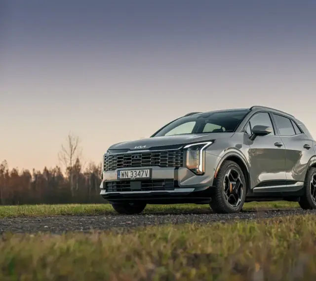 Nowy Kia Sportage hybryda na tle jesiennego krajobrazu. Elegancki SUV z nowoczesnym designem.