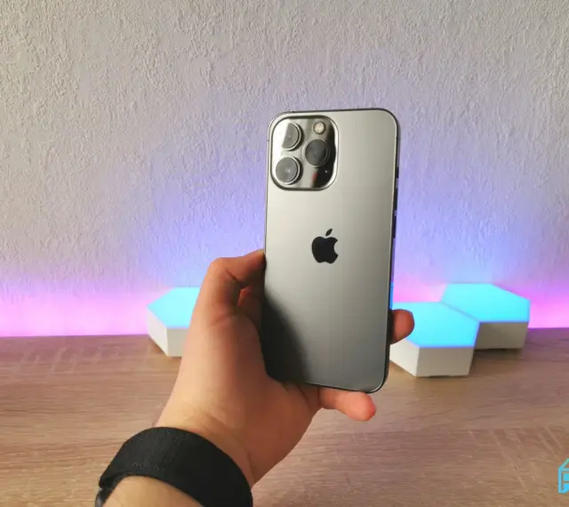 Dłoń trzyma iPhone 13 Pro. Zastanawiasz się nad jego pojemnością baterii?