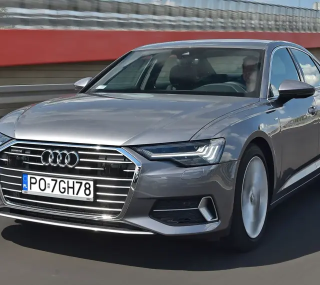 Szary Audi A6 na drodze. Sprawdź aktualną audi a6 cena i wyposażenie.