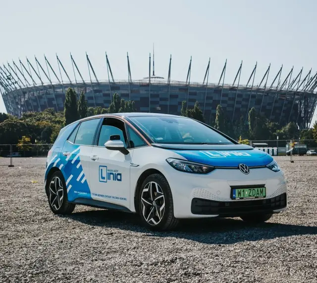 Samochód nauki jazdy "Linia" przed Stadionem Narodowym. Chcesz wiedzieć, jak zostać instruktorem jazdy?