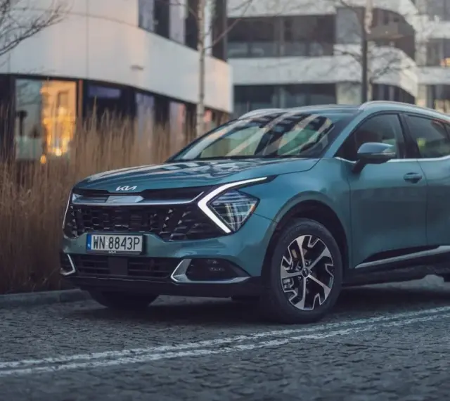 Nowy Kia Sportage w miejskim otoczeniu. Sprawdź aktualną kia sportage cena i wybierz swój wymarzony SUV.