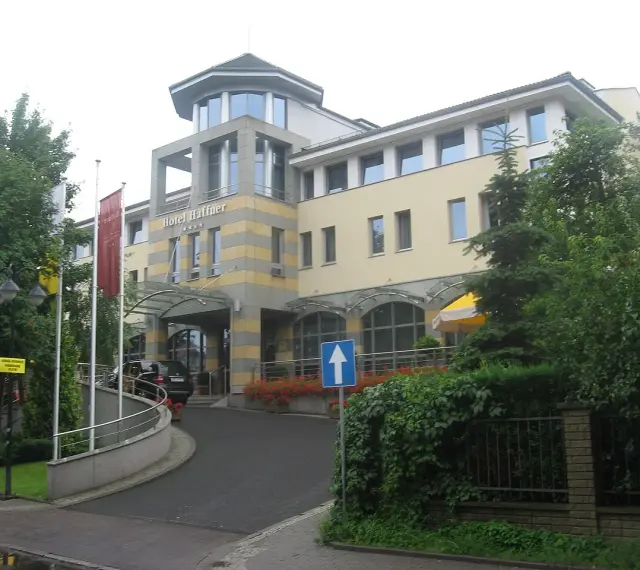 Hotel Haffner, nazwany na cześć Jana Jerzego Haffnera, wita gości nowoczesną architekturą i zielenią.