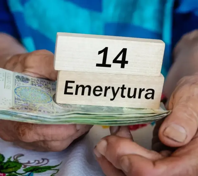 Dłonie trzymają banknoty i drewniane klocki z napisem "14 Emerytura". Tabela emerytura brutto netto jest w tle.