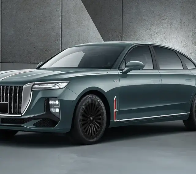 Elegancki, ciemnozielony Hongqi H9 z chromowanymi detalami i czarnymi felgami. Sprawdź, jaka jest jego hongqi h9 cena.