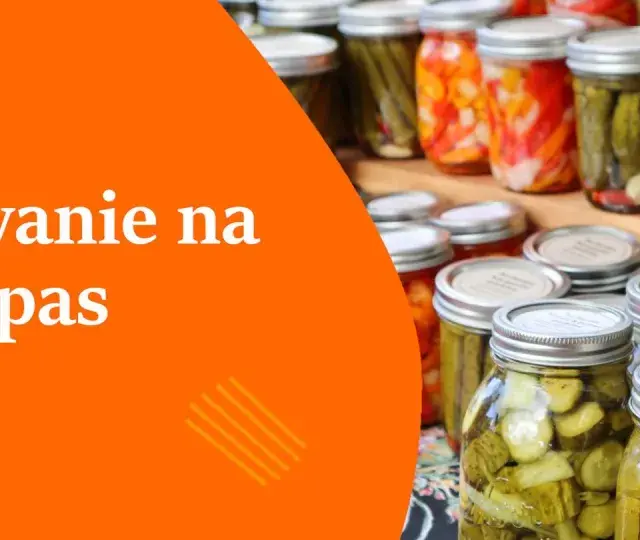 Słoiki z ogórkami i innymi przetworami, gotowe do wekowania na zapas.