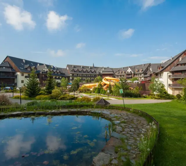 Idealny karpacz weekend we dwoje: hotel z basenem i zjeżdżalniami, otoczony zielenią i stawem.
