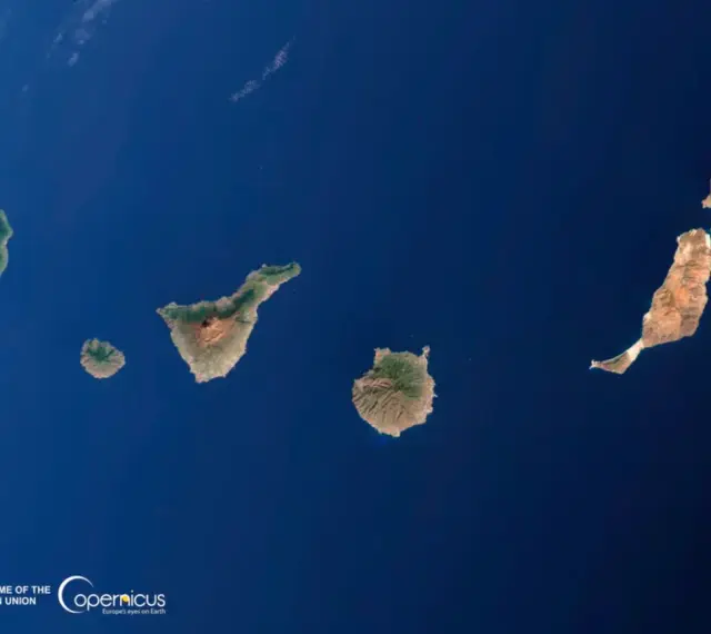 Widok z kosmosu na Wyspy Kanaryjskie. Widać ich nazwy: Teneryfa, Gran Canaria, Fuerteventura, Lanzarote i inne.