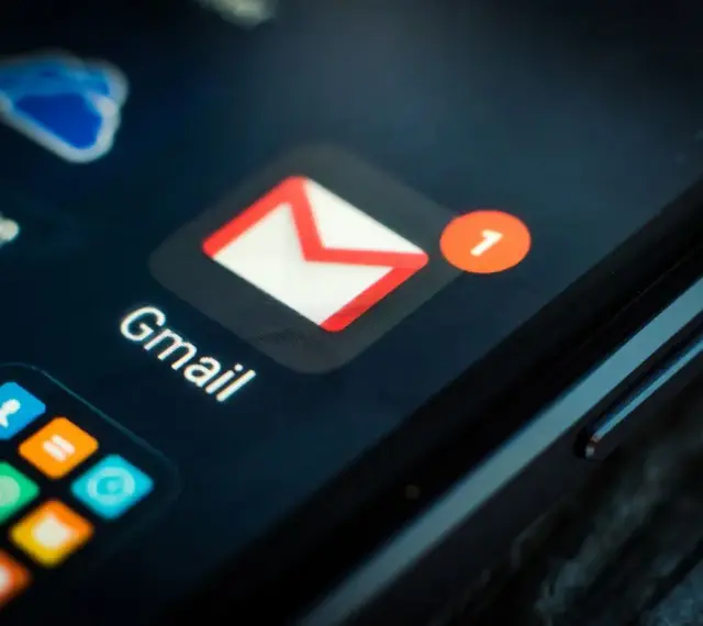 Ikona poczty Gmail z powiadomieniem "1" na ekranie telefonu. Szybkie logowanie na pocztę.