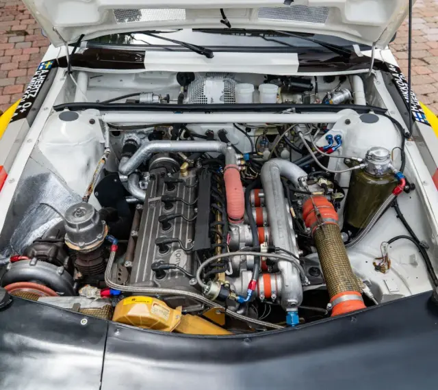 Silnik Audi quattro S1, potężna jednostka z turbosprężarką i licznymi przewodami, gotowa do rajdowych wyzwań.