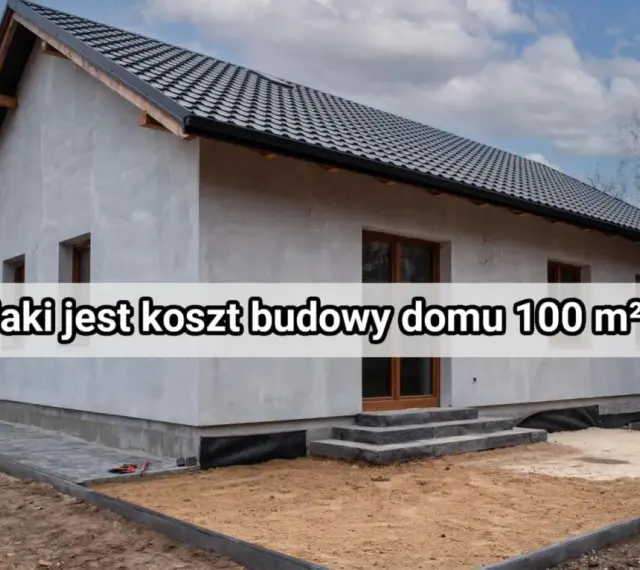 Szary dom w trakcie budowy, z widocznym dachem i oknami. Na froncie napis "Jaki jest koszt budowy domu 100 m²?".