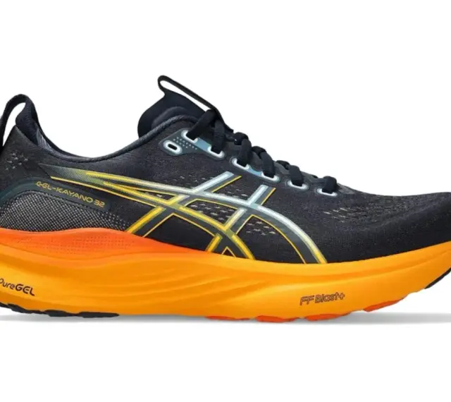 Czarny but biegowy Asics GEL-Kayano 32 z pomarańczową podeszwą. Asics to znana firma produkująca sprzęt sportowy.