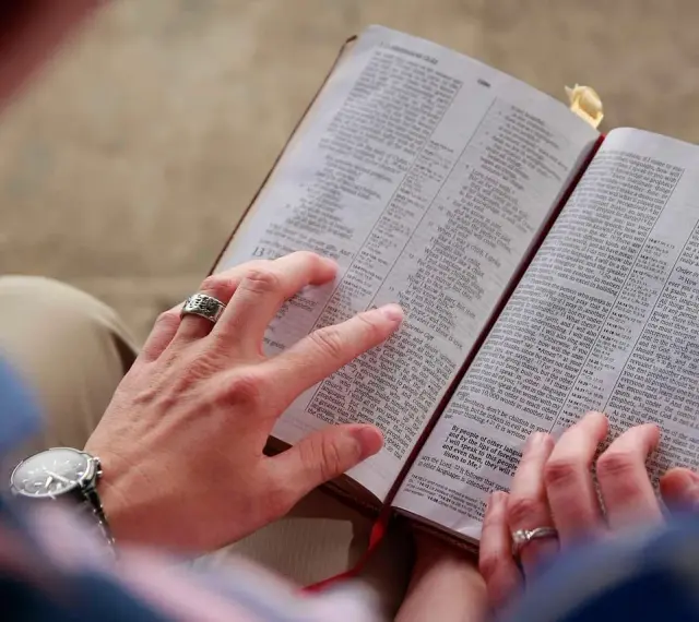 Hände halten eine Bibel. Eine Frage ist, ob Jesus Gott ist.