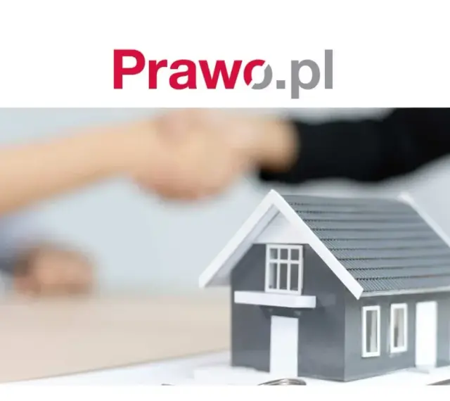Model domu i uścisk dłoni symbolizują transakcję, być może wywłaszczenie nieruchomości. Prawo.pl.