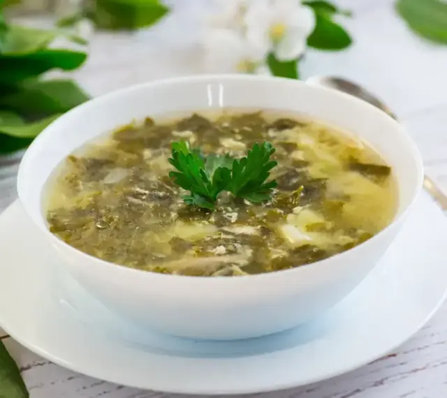 Aromaticzna zupa szczawiowa ze słoika przepis. Pyszna, domowa zupa z jajkiem i natką pietruszki.