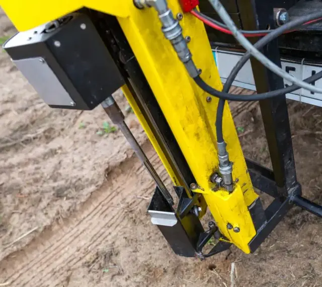 Żółta maszyna do badania gruntu, kluczowa dla określenia badania geotechniczne gruntu cena.