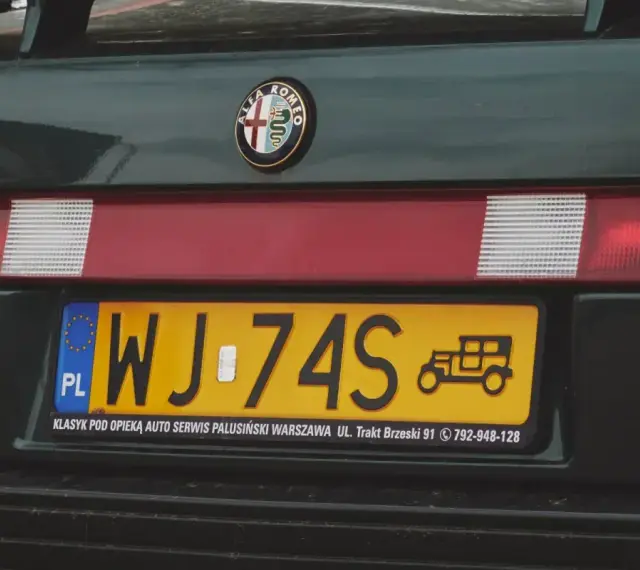 Zielona Alfa Romeo z tablicą rejestracyjną WJ-74S. Klasyk pod opieką auto serwisu.