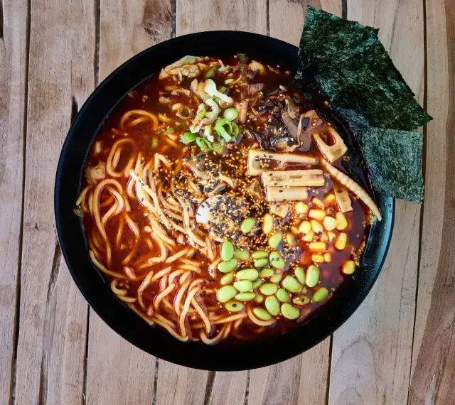 Misternie przygotowane ramen z makaronem, edamame, kukurydzą, grzybami i nori. Zastanawiasz się, ile kalorii ma ramen?