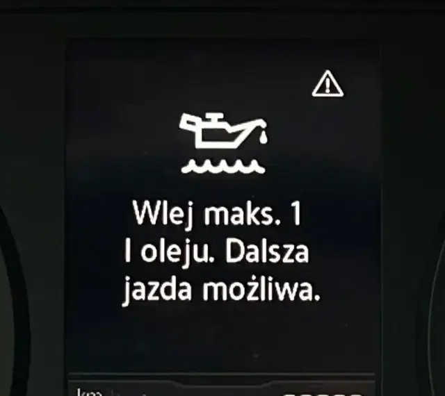 Na desce rozdzielczej migająca kontrolka oleju z komunikatem "Wlej maks. 1 l oleju. Dalsza jazda możliwa." ostrzega o niskim poziomie smarowania.