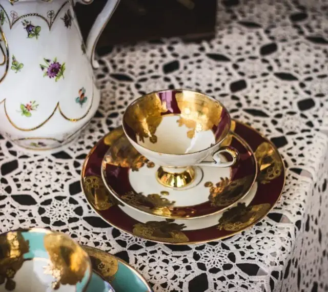 Elegancka porcelana, filiżanki i dzbanek ozdobione złotem i kwiatami. Idealne pamiątki, by poczuć klimat Austrii. Co przywieźć z Austrii? Takie cuda!