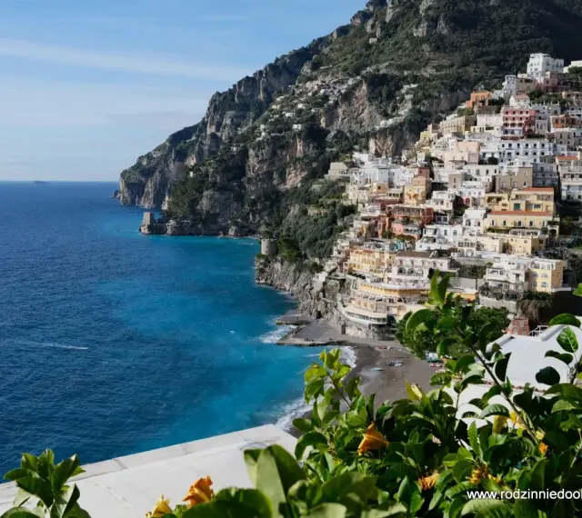 Positano, perła Wybrzeża Amalfi. Zobacz, jak kolorowe domy wspinają się po zboczu, a turkusowe morze lśni w słońcu.