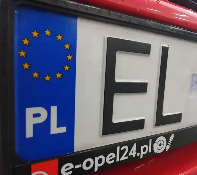 Nowe tablice rejestracyjne z symbolem Unii Europejskiej i oznaczeniem PL. Litery EL i cyfry na białym tle.
