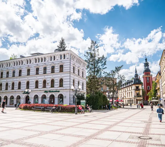 Rynek w Jeleniej Górze, z pięknymi kamienicami i wieżami, zaprasza do odkrywania jego atrakcji.