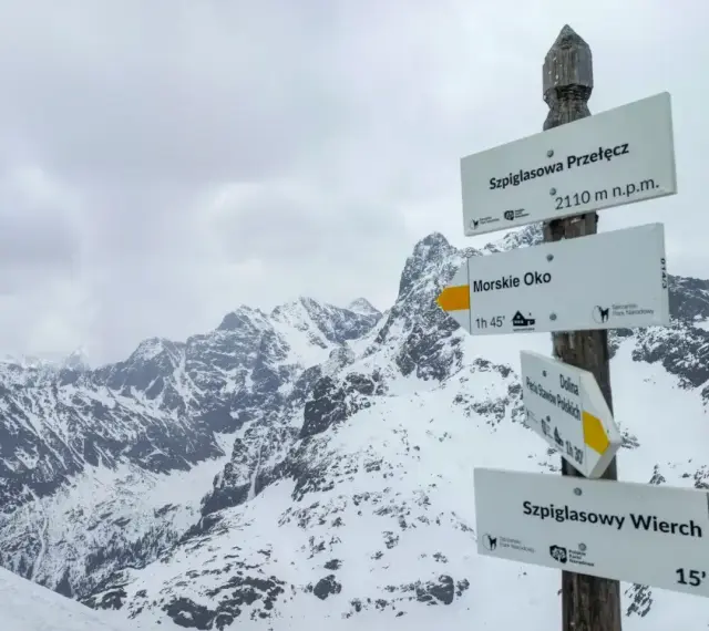 Zimowy krajobraz Tatr z drogowskazami na Szpiglasową Przełęcz, Morskie Oko i Szpiglasowy Wierch.