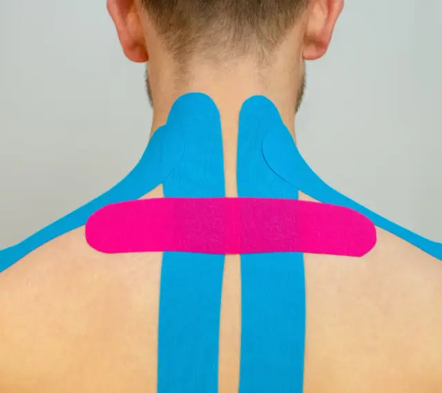 Nacken tapen bei Verspannungen: Blaues und pinkes Kinesio-Tape zur Linderung von Nackenschmerzen und Verspannungen.