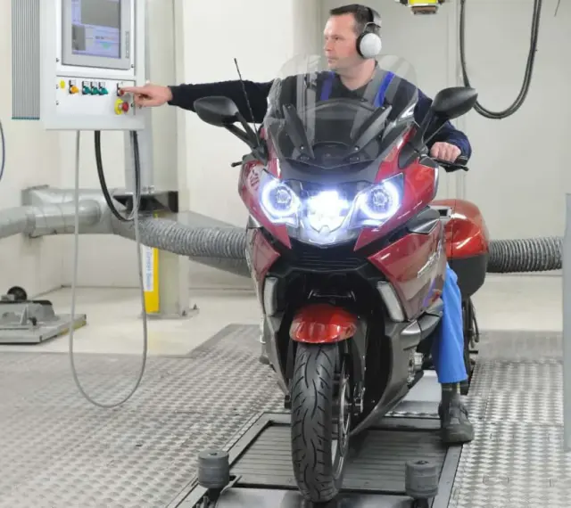 Mechanik sprawdza motocykl na hamowni. Dowiedz się, ile kosztuje przegląd motocykla i jakie są jego etapy.