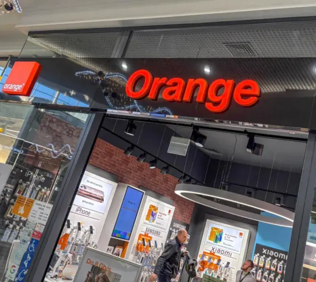 Salon Orange z ofertą smartfonów i usług. Sprawdź, czy Twój rok ważności konta Orange jest aktualny!
