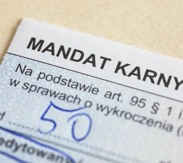 Fragment mandatu karnego z kwotą 50 zł. Zastanawiasz się, ile czasu na zapłacenie mandatu? Sprawdź przepisy.