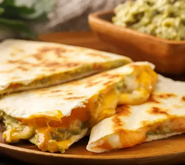 Pyszna quesadilla z serem i awokado, idealna na szybką kolację w 5 minut. Podana z guacamole.