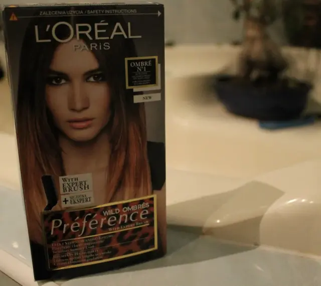 Pudełko farby L'Oréal Préférence z efektem czarne włosy ombre. Modelka na opakowaniu ma włosy w odcieniach brązu i blondu.