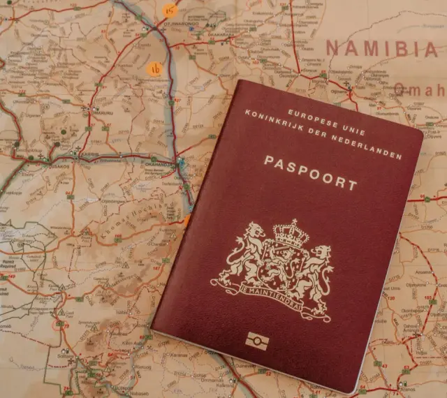 Paszport Holenderski na mapie Namibii. Planujesz podróż do Namibii? Ten paszport to klucz do Twojej przygody.