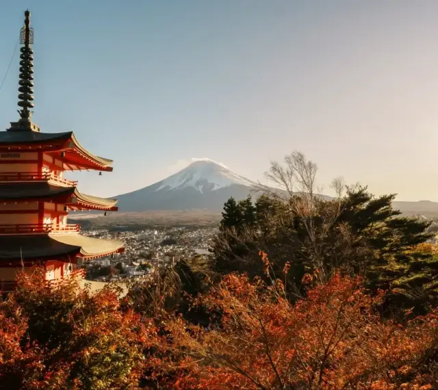 Piękna pagoda i góra Fudżi. Zastanawiasz się, czy do Japonii potrzebna jest wiza? Sprawdź przed podróżą!
