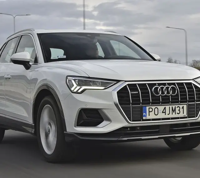 Białe Audi Q3 w ruchu drogowym. Sprawdź aktualną audi q3 cena i ofertę.