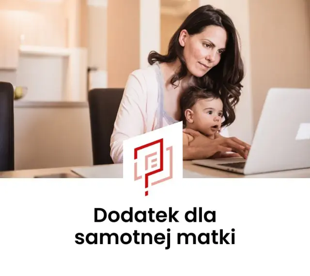 Samotna matka z dzieckiem przy laptopie, szuka informacji o zasiłku dla samotnej matki.