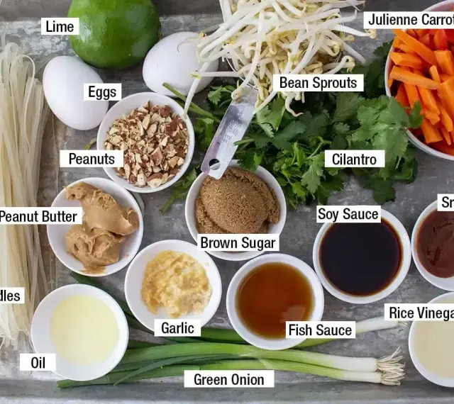 Składniki do sosu pad thai: makaron ryżowy, jajka, orzeszki ziemne, masło orzechowe, fasolka mung, marchewka, papryka, kolendra, sos sojowy, cukier brązowy, czosnek, olej, zielona cebulka, sos rybny, ocet ryżowy, sriracha.
