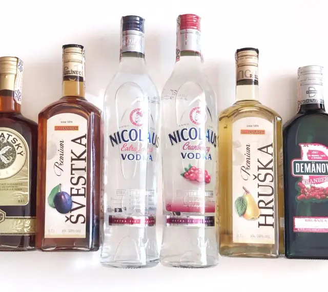 Co kupić na Słowacji? Różne rodzaje wódek i likierów: Karpacki Likier, Śliwkowa Švestka, Nicolaus Vodka, Hruška, Demanovka Cranberry.