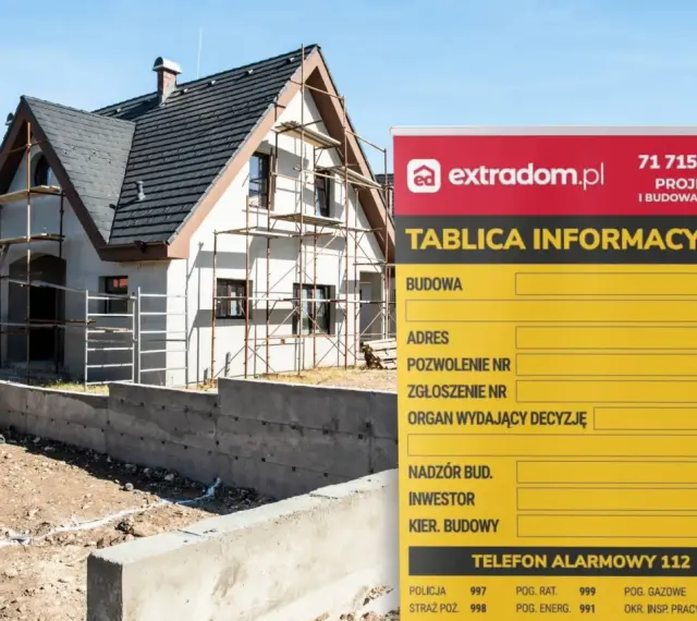 Tablica informacyjna budowy domu w trakcie prac. Widoczny dom w rusztowaniach i żółta tablica z danymi budowy.