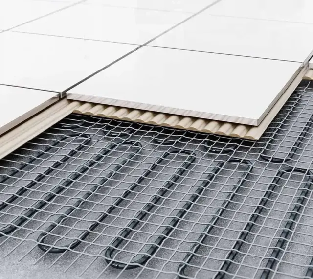 Warstwa 8 cm wylewki na ogrzewanie podłogowe pod płytkami. System grzewczy pod siatką zbrojeniową.