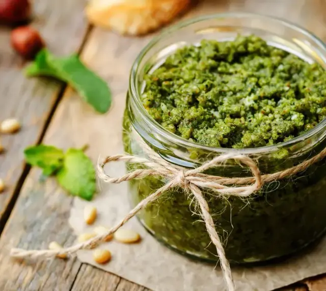 Słoik domowego pesto bazyliowego, idealny do makaronu. Przepis na to aromatyczne pesto jest prosty!