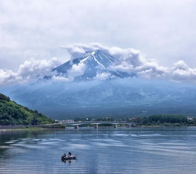 Majestatyczny Fudżi wyłania się z chmur nad jeziorem. Zastanawiasz się, ile się leci do Japonii, by zobaczyć ten widok?