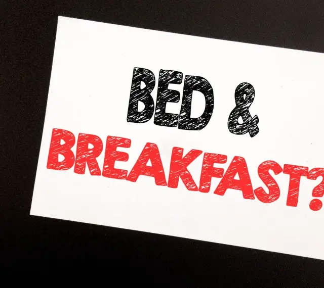 Biała kartka z napisem "BED & BREAKFAST?" w czarnych i czerwonych literach. Czy to tylko nocleg ze śniadaniem, czy może coś więcej, jak half board plus?