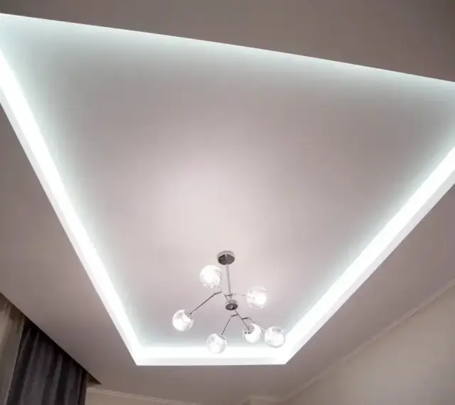 Nowoczesny sufit napinany z podświetleniem LED i designerską lampą. Sprawdź, jaka jest sufity napinane cena.