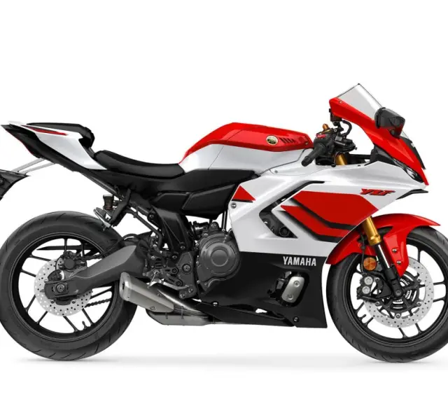 Sportowy motocykl Yamaha R7 w biało-czerwonej kolorystyce. Szczegółowe yamaha r7 dane techniczne dostępne online.