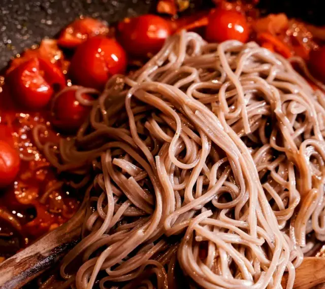 Makaron soba kontra makaron pełnoziarnisty w sosie pomidorowym z pomidorkami koktajlowymi.