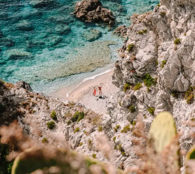Malownicza plaża w Kalabrii, z turkusową wodą i skalistymi klifami. Idealne miejsce, by poczuć słońce i zapomnieć o wszystkim. Kalabria co zobaczyć? To!