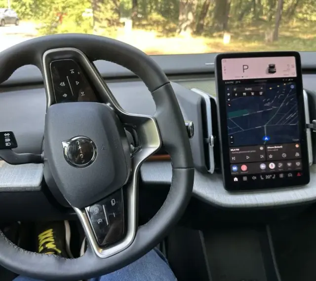 Wnętrze Volvo V30 z ekranem nawigacji i kierownicą.